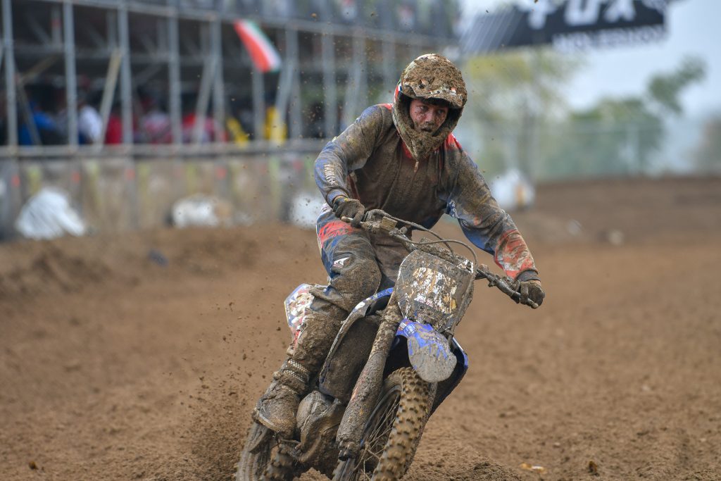 イギリスのベン・ワトソン。このコンディションだとすぐにゴーグルがダメになって外している人多数。でも外すのはリスクなのでできれば避けたいけど、レースなので前が見えないならリスクを取るしかない