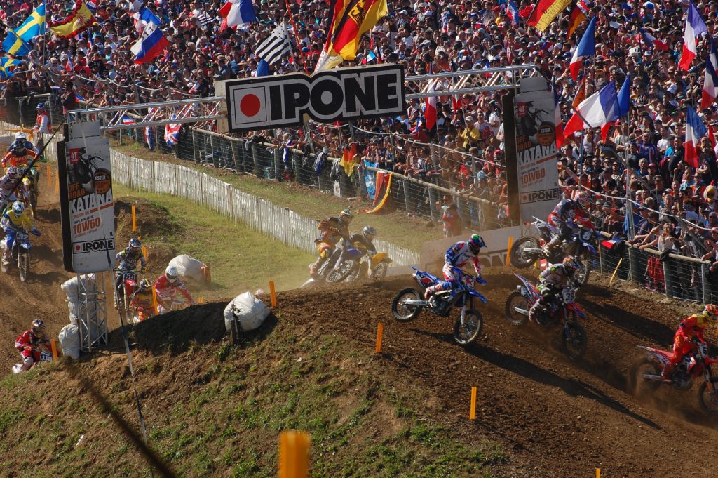 決勝レース1のスタート後のIPONE看板下。迫力満点。