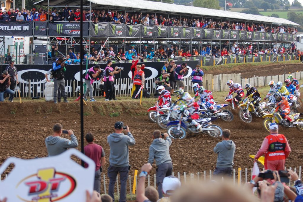 予選日のヒートレースのスタート。アウト側から被せてきているのはクーパー・ウェブ。ガードを外に着ているのでわかりやすい。