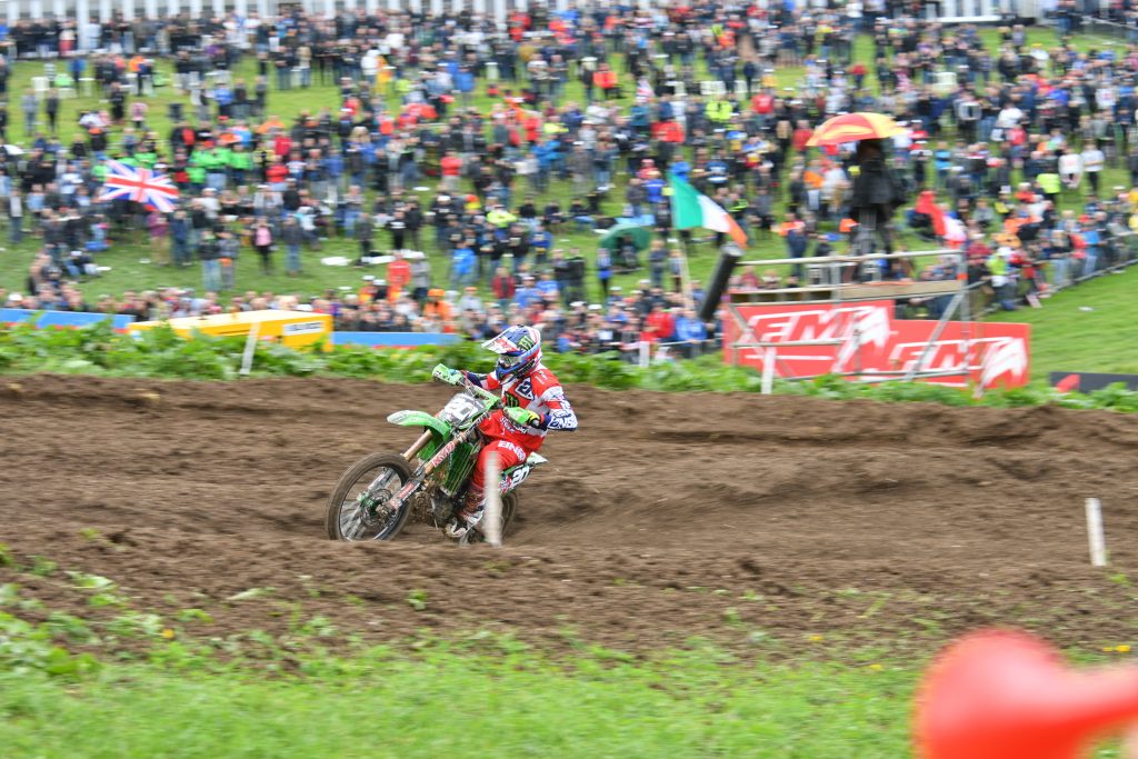 予選のトミー・サール。まだ天気が一応持っていたので路面はそこそこのマディで済んでいる。