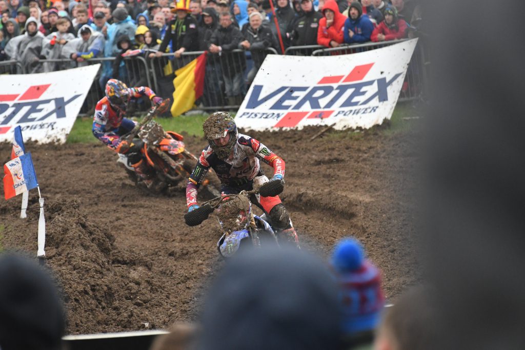 フェーブルが一旦先行するもハーリングスがやはり速い。マディのためほとんどのライダーがゴーグルを外す中、ハーリングスだけは最後までゴーグルを取らない。